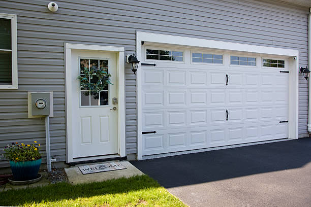 24/7 Emergency Garage Door Panel Replacement experts in Evanston, IL